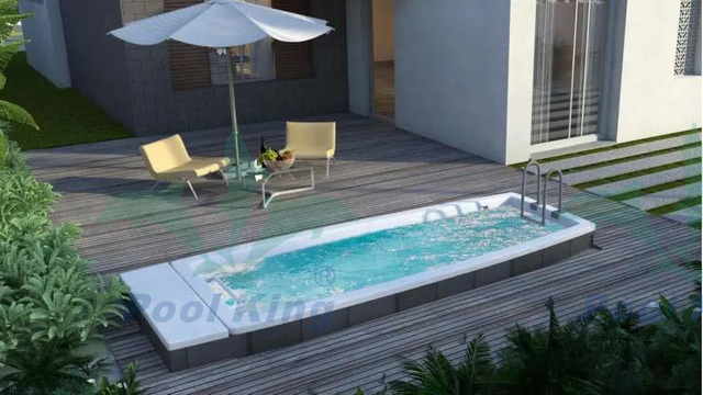 Piscina infinita tipo semplicit&agrave; con scala in acciaio inossidabile